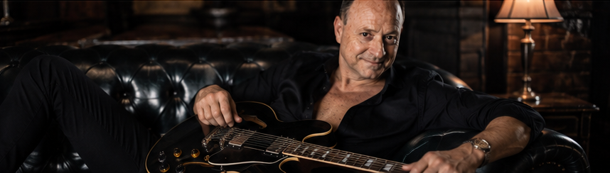 PONZ con la sua chitarra