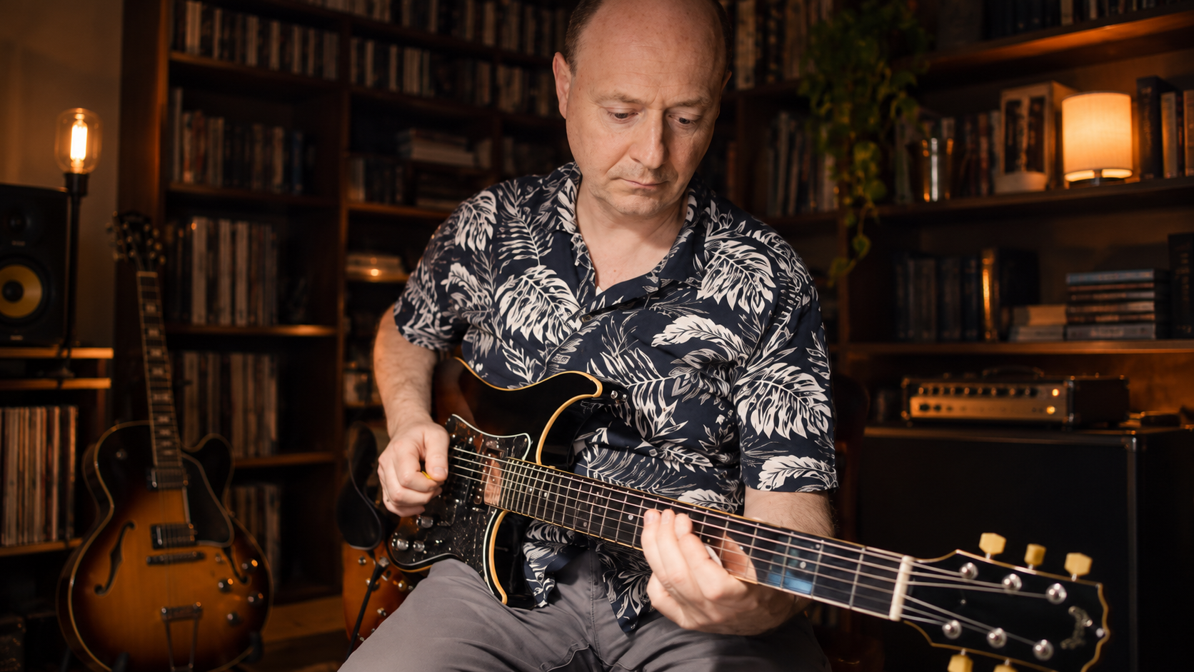 PONZ mentre suona la chitarra in studio