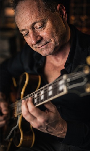 Ritratto di PONZ con chitarra