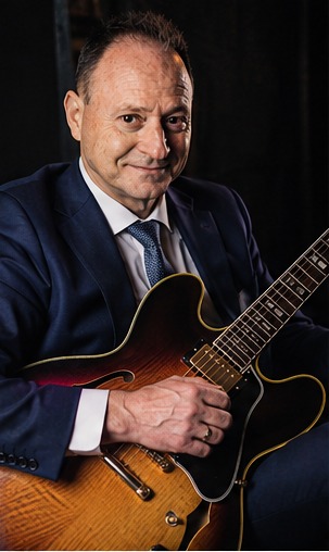 PONZ con chitarra semiacustica