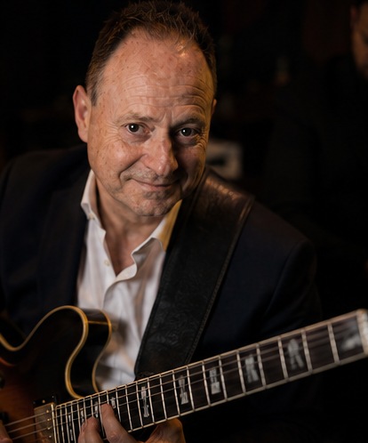 Ritratto di PONZ con chitarra, foto 11