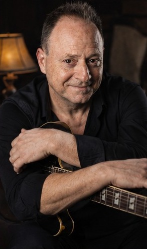 Ritratto di PONZ con chitarra, foto 13